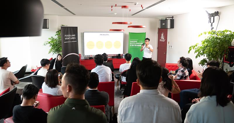 活動開始由6家食農科技新創團隊創辦人登台向投資人進行募資簡報。