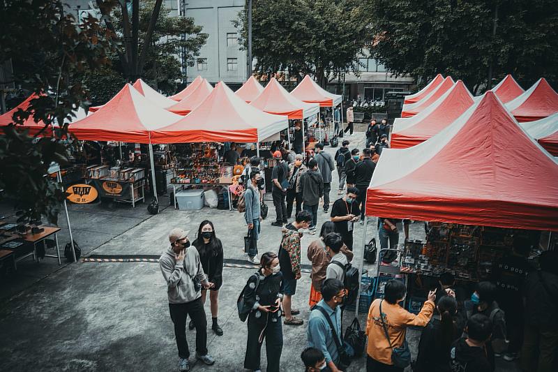 臺北市電影主題公園往年曾舉辦過二手市集，今年《後街文化祭》將以「黑街市集」盛大回歸，以潮流、復古旋風、美食佳餚為主題，一同為盛夏活動喧鬧開市！