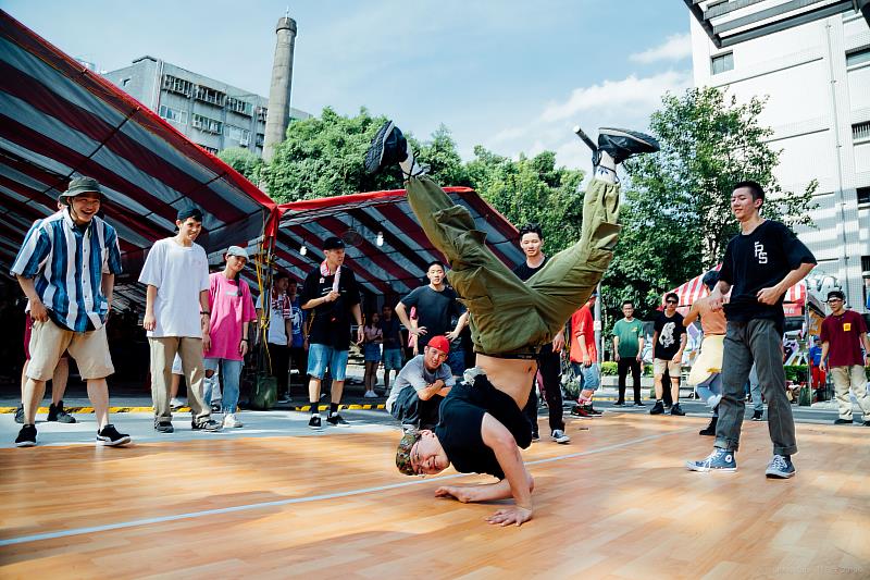 今年《後街文化祭》邀集DJ、街舞、塗鴉、滑板等好手齊聚，讓民眾一同跳脫框架挑戰變化，展現臺北城西區自由的街頭潮派！