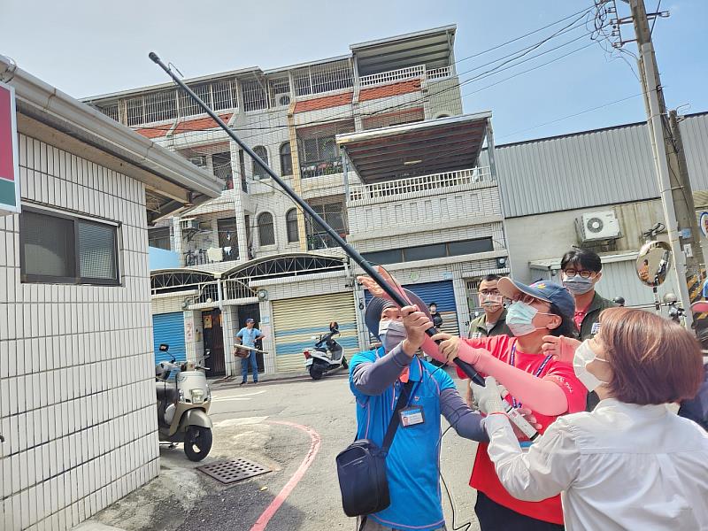 縣府出動天溝巡視器，不讓天溝成為病媒蚊的死角