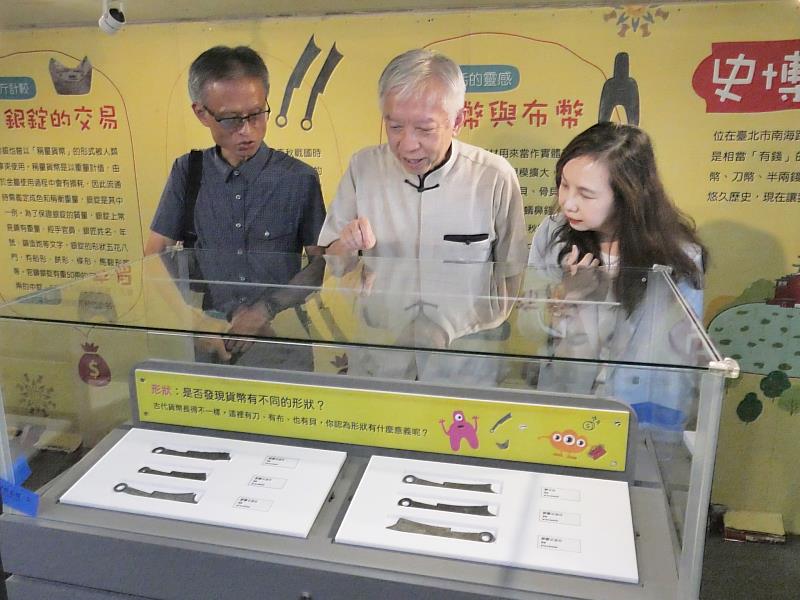 史博館長梁永斐（中）、國資圖館長馬湘萍（右）及在場來賓上車體驗，品味「史博館的古錢包」。