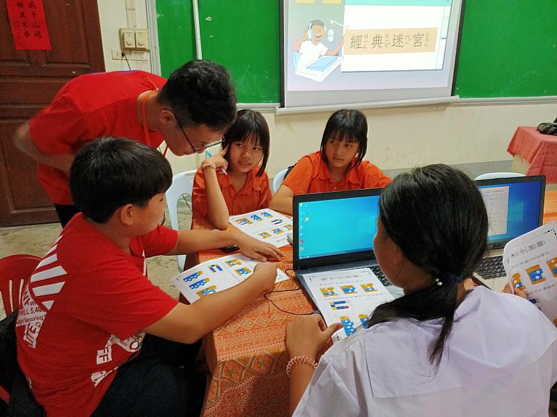 元智大學志工為同學進行電腦教學