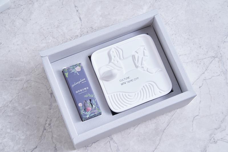 「開香」禮盒，內含一組新北鶯歌燒擴香石、羅麗芬獨家特調複方精油「甜夢忘憂」。