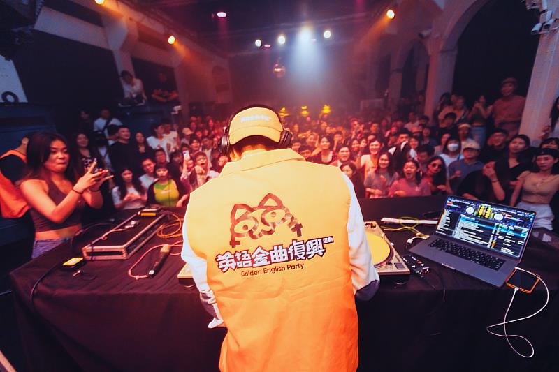 由音樂為媒介結合多元領域的團隊「五樓製作」，以播放「屬於臺灣人的經典英文歌」為主軸打造一場派對，邀請觀眾共襄盛舉，感受新生的動能。