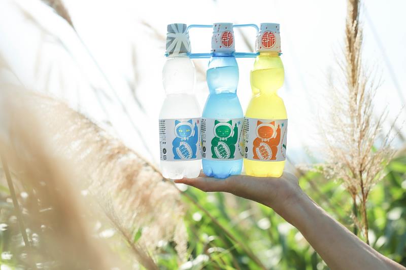 本週在新北市美術館園區的「再新市」主題市集，將有由設計師葉忠宜親自操刀的「勇氣雜貨商行」象徵突破瓶頸的勇氣彈珠汽水。