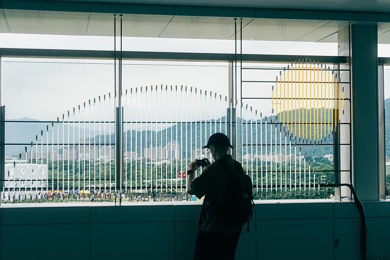 鄰近入園區的作品《日光大道》，日光反射清晨水氣中的灰塵顆粒，結合霓虹燈及金屬加工等傳產職人工藝，營造光影繽紛迷幻的空間氛圍。