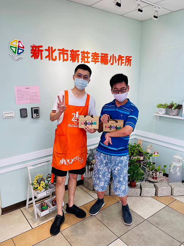 經過社工(圖左)細心的指導，現在阿原(圖右)變得更有自信，同時也能獨立完成手工香皂。
