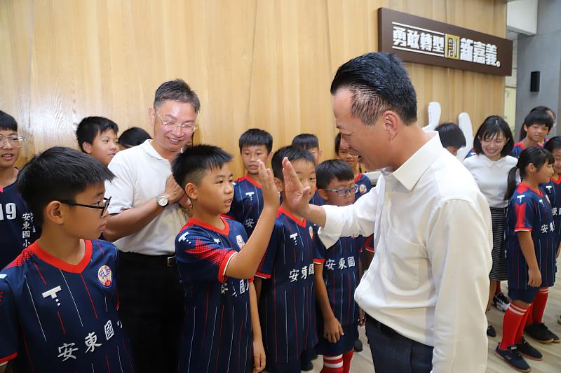 安東國小足球隊獲新南向補助出國交流 翁章梁授旗