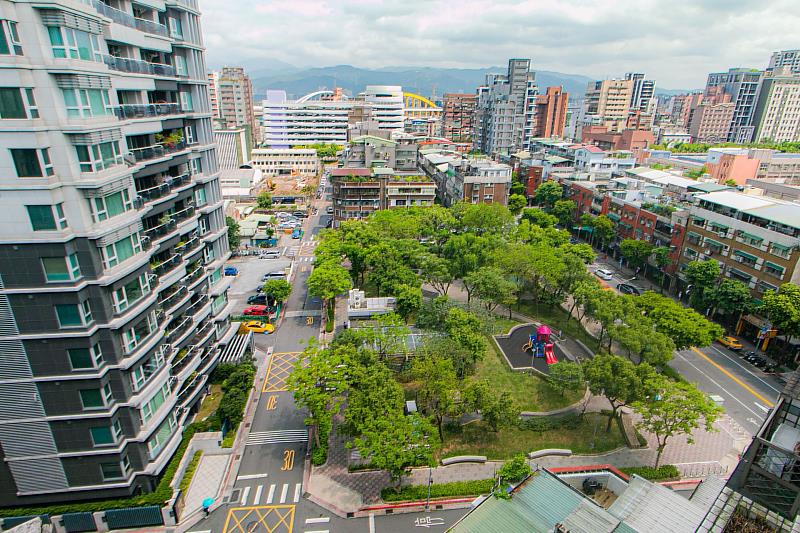 永慶房屋統計台北12行政區每人享有公園綠地面積最多的前三名，房價都只要5字頭！（房市示意圖）