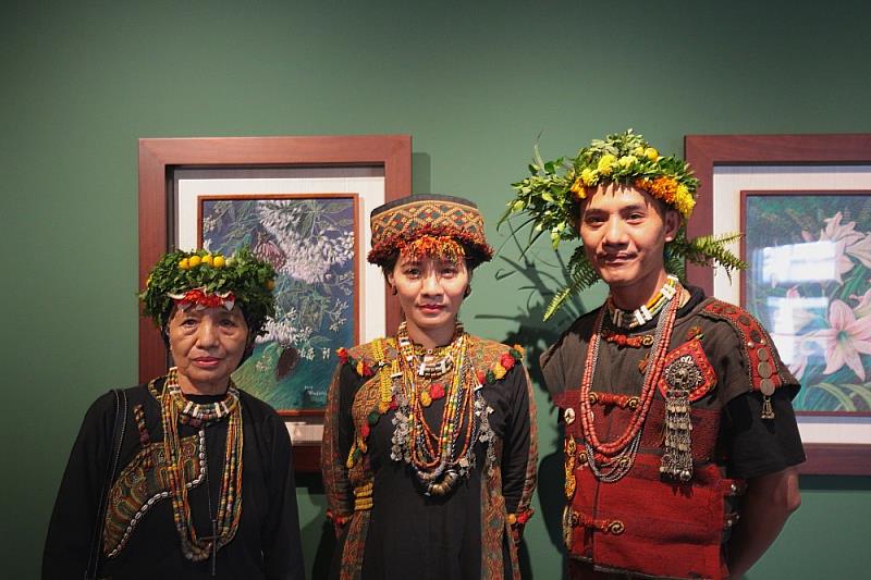 圖左起為藝術家包梅芳、策展人潘洵、藝術家潘泓。