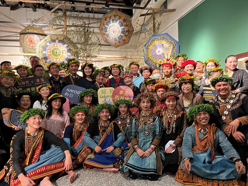 包梅芳、潘泓 雙個展開幕茶會,藝術家與部落族人,貴賓合影。