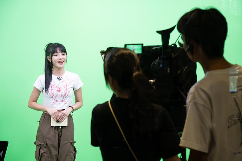 木木在世新大學「新聞製播攝影棚」接受新聞主播的訓練。（世新大學提供）
