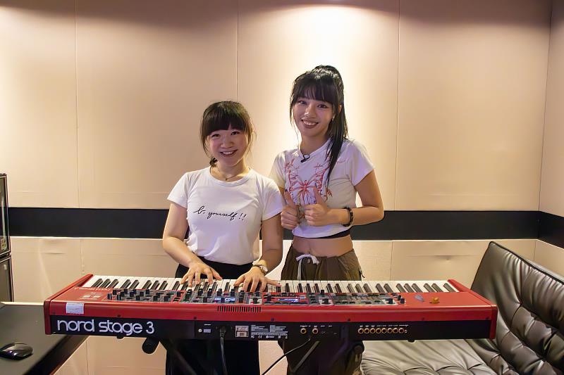 木木（右）在世新大學「音樂創作、錄音與聲音設計專區」被燃起創作魂，左為世新廣電系講師林佳儀。（世新大學提供）