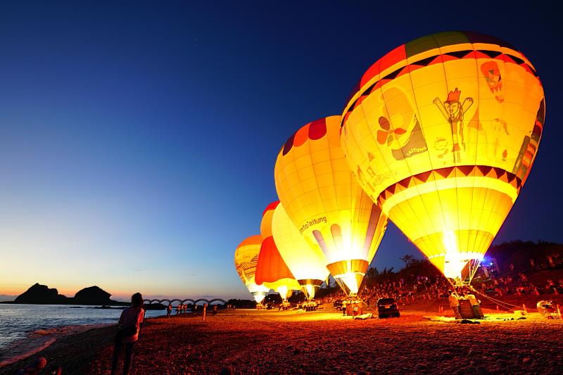 一生必看一次的震撼大景2023臺灣國際熱氣球嘉年華三仙台熱氣球光雕音樂會迎曙光 現場民眾驚呼實在是太美了