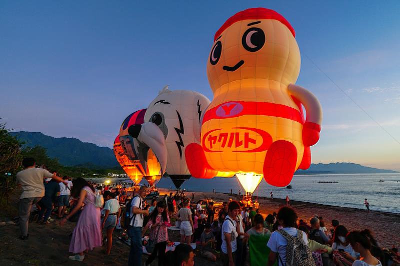 一生必看一次的震撼大景2023臺灣國際熱氣球嘉年華三仙台熱氣球光雕音樂會迎曙光 現場民眾驚呼實在是太美了