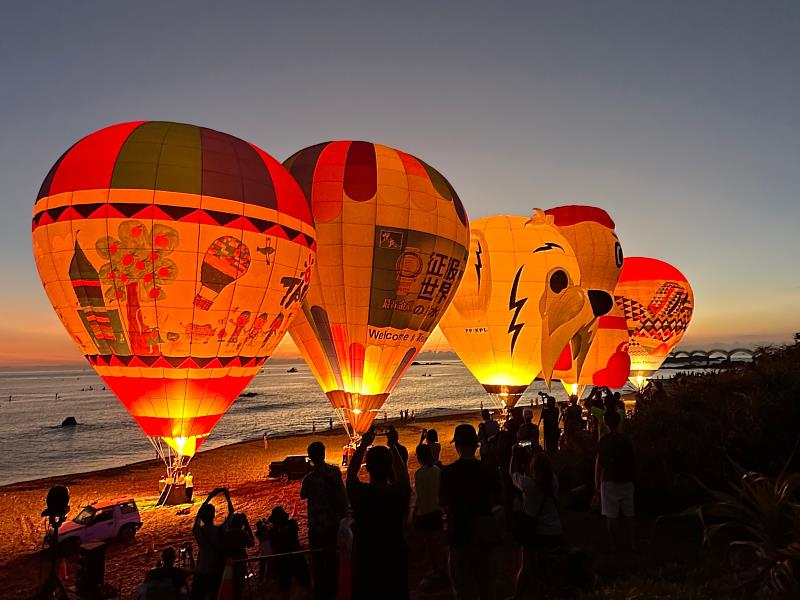 一生必看一次的震撼大景2023臺灣國際熱氣球嘉年華三仙台熱氣球光雕音樂會迎曙光 現場民眾驚呼實在是太美了
