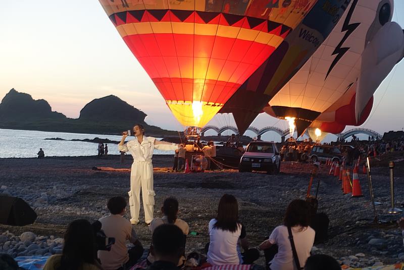 一生必看一次的震撼大景2023臺灣國際熱氣球嘉年華三仙台熱氣球光雕音樂會迎曙光 現場民眾驚呼實在是太美了