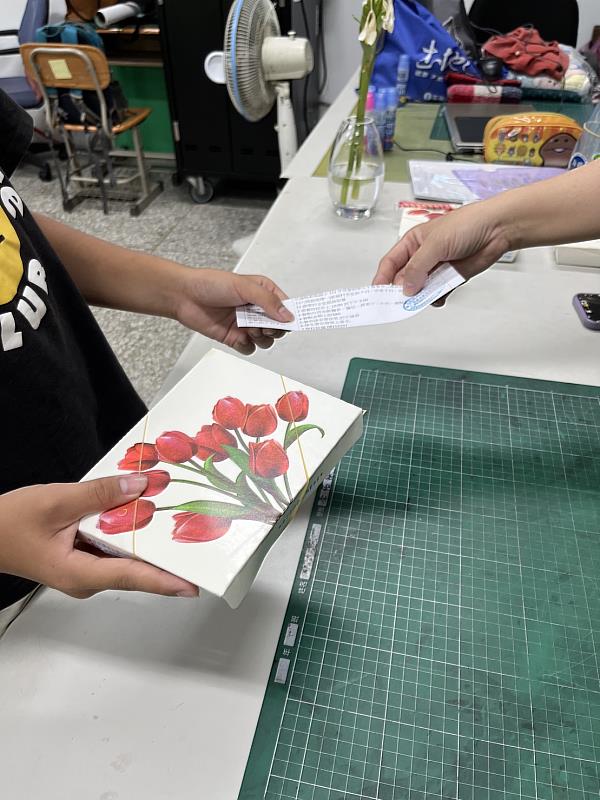 寒暑假則有「幸福午食券計畫」，寒暑假期間讓學生不挨餓，愛心不中斷。