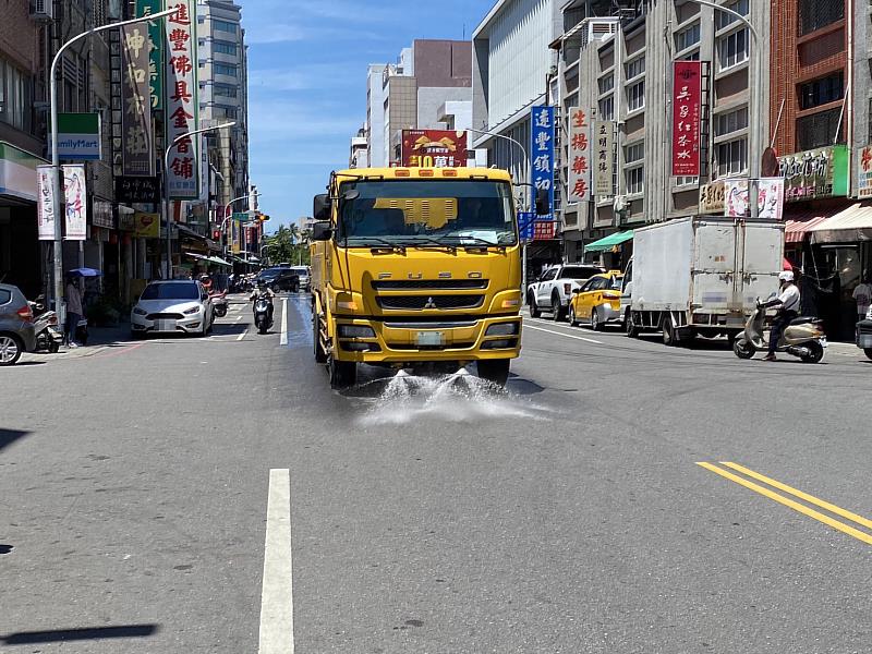 臺東縣啟動防塵防制及高溫應變 環保局水車洗除塵土又降溫 呼籲盡量減少外出活動