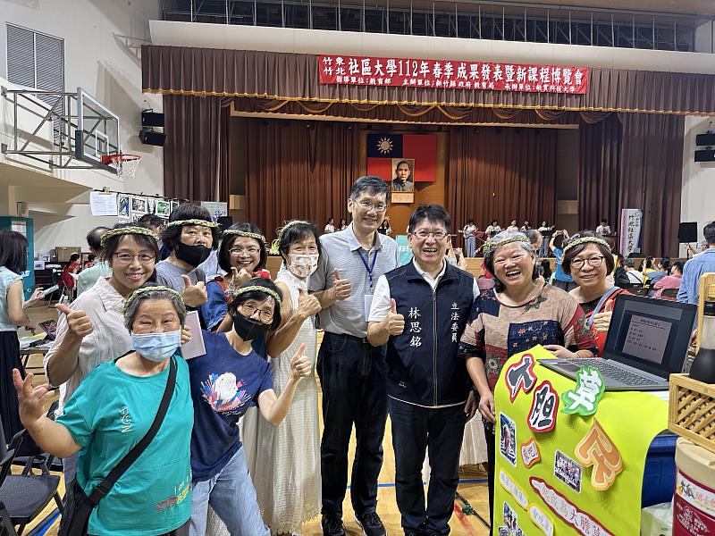 立委林思銘(中)參加新竹縣社區大學今舉辦的春季班聯合成果展