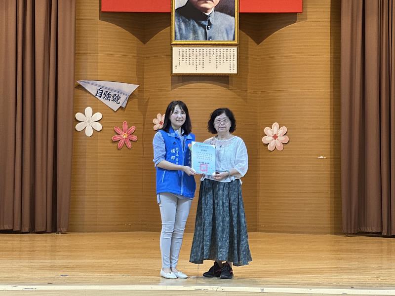 新竹縣教育局長楊郡慈頒發「十年有你貢獻獎」，表揚劉桂珍女士(右)
