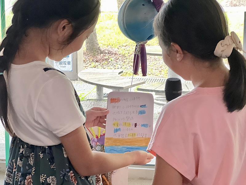 梗枋國小學生分享海底小怪物的創作理念
