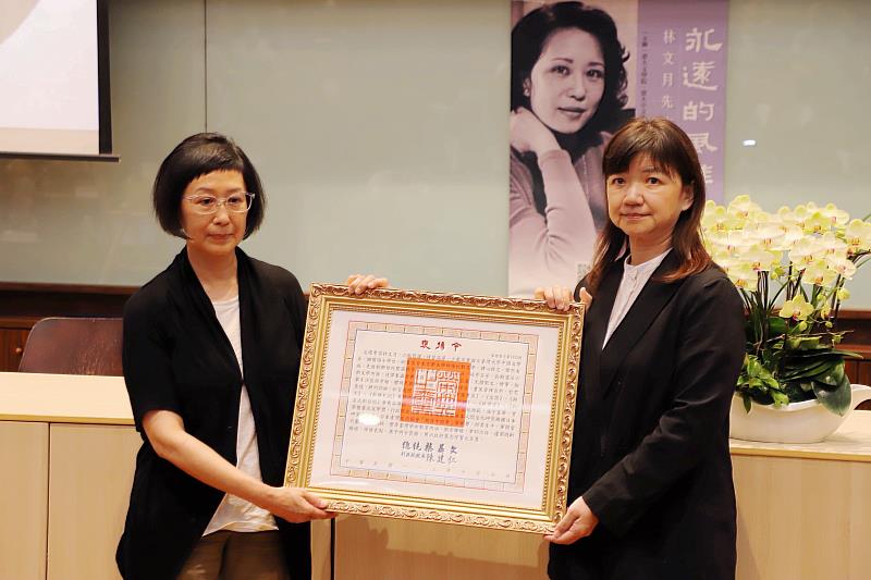 文化部政務次長李靜慧（右）代表總統頒贈褒揚令，由林文月女兒郭思敏女士（左）代表受贈