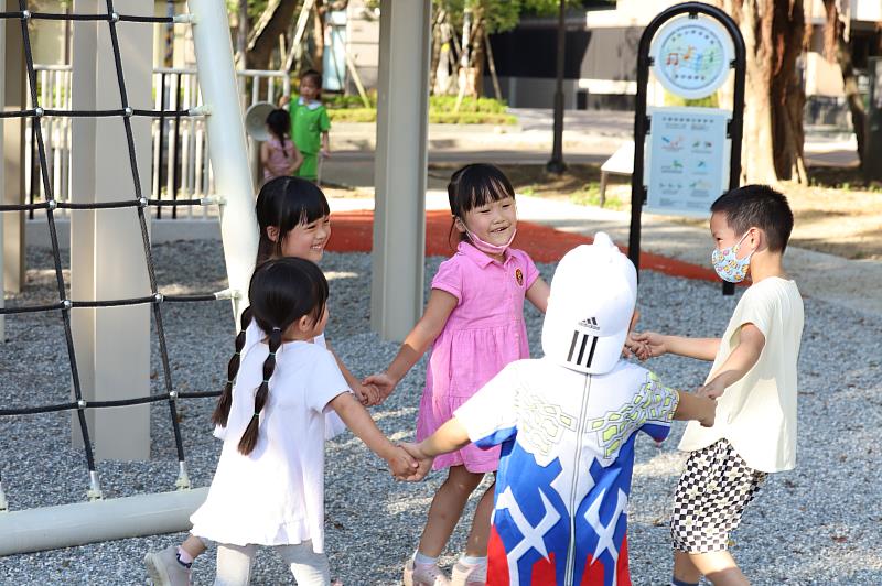 孩子們開心地在全新啟用的音符公園玩遊戲