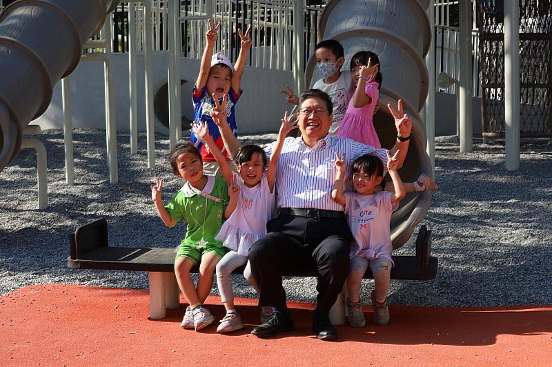新竹縣長楊文科和孩子們開心試玩音符公園