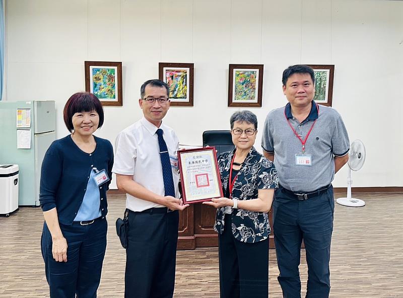 112年公務人員高普考試第二天 典試委員周蓮香(右二)由縣府盧協昌秘書長(右)等陪同巡視考場 並代表考選部頒贈東海國中感謝狀