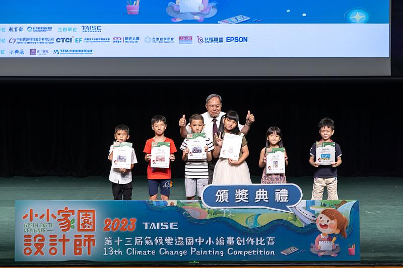 吳隆榮評審長(後排中)與全國賽低年級前三名獲獎學生合影