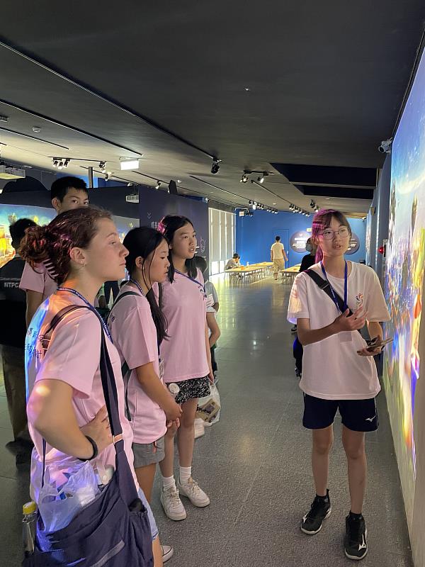 新北文化大使向華裔青年志工介紹新北市美術館展覽「新朋友」。