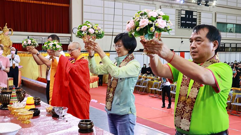 靈鷲山當家常存法師帶領貴賓於壇城前至誠獻花敬佛，並進行祈福儀式。（靈鷲山佛教教團提供）