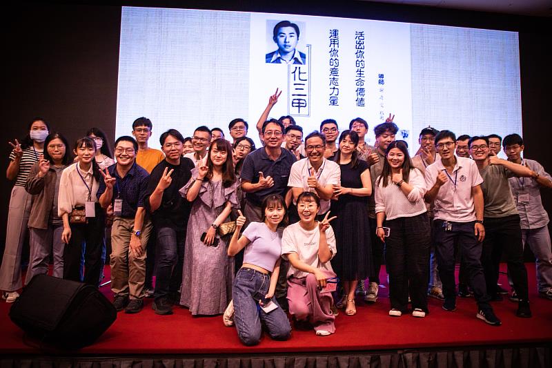 高科大化學工程與材料工程系舉行百人同學會，包括歷屆系友及師生，共同歡慶化材系60歲生日。