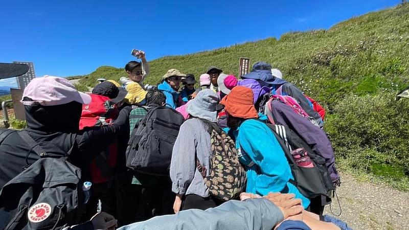 研習學員在合歡山主峰登山口建立登頂信心。