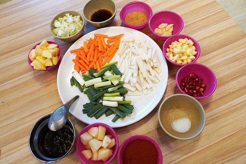 大葉大學藥保系教豐崙國小學童用在地食材做韓式泡菜