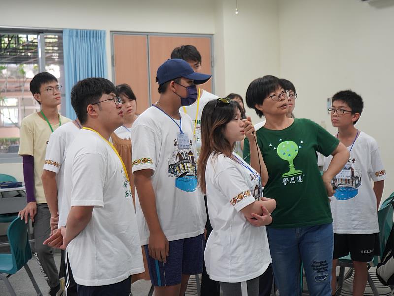 學員認真參與新城國中賴錦慧老師「山海國的抉擇」課程，探討環境議題。