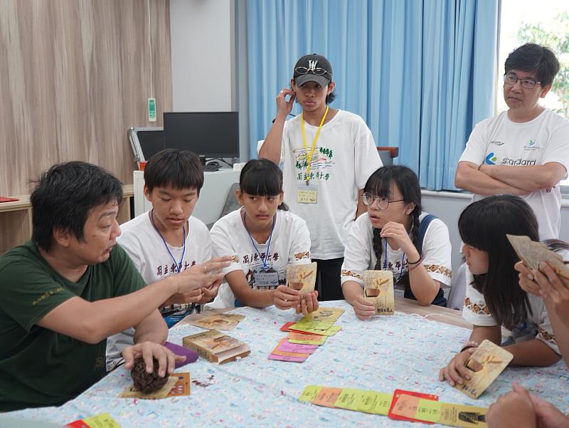 學員參與東華族文系羅永清的「桌遊好好玩」課程。