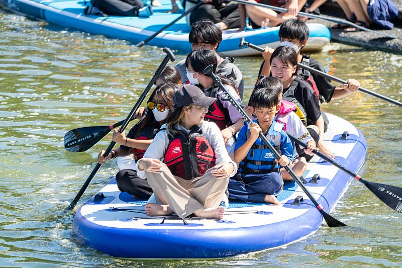 學員與捕手一同體驗東華陳孝夫老師的獨木舟課程。