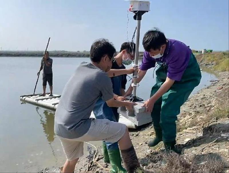 南臺科大學生於場域佈放感測器之情形。