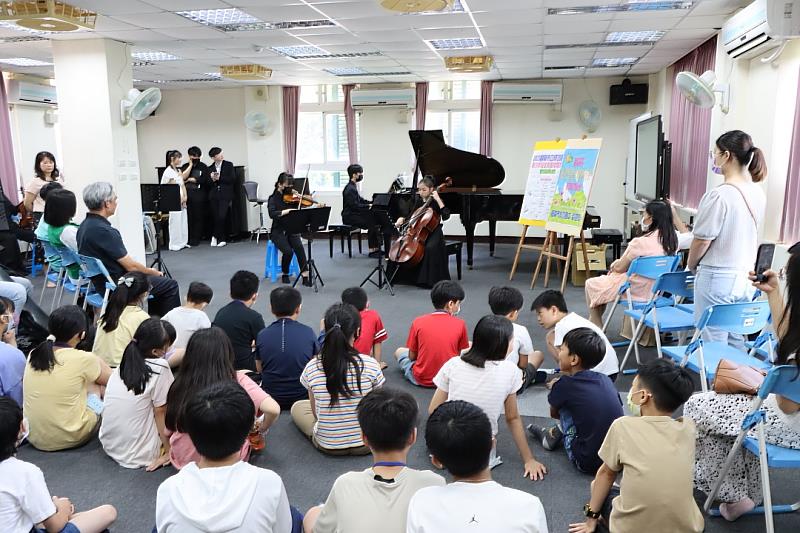 成功國中音樂班學生於2023「仲夏樂響」音樂營開訓典禮上表演。