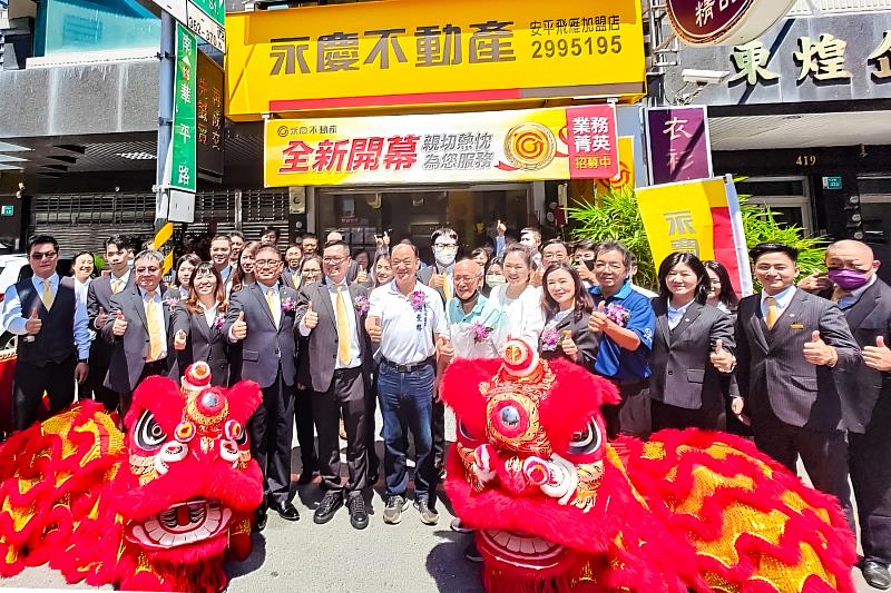 開幕暨捐贈儀式於7月7日在永慶不動產台南安平飛雁店門口前舉行，邀請舞獅表演團熱鬧開場，祝福未來業績長紅。