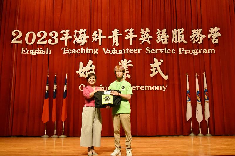 僑委會委員長徐佳青(左)致贈紀念品予海外青年志工代表(右)