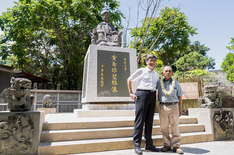 圖2 由楊主委致贈花圈予原民代表豆鼎發