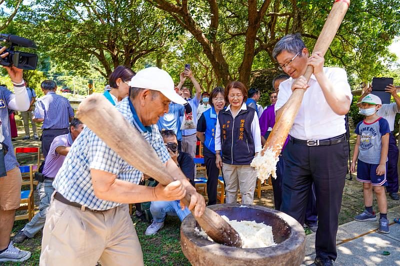 圖4 搗賽夏粢粑