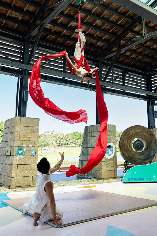 《傳藝·傳憶》由臺灣目前唯一專職於高空馬戲的藝術工作者胡嘉豪與搭檔常芳容，帶來令人驚呼連連的高空特技！
