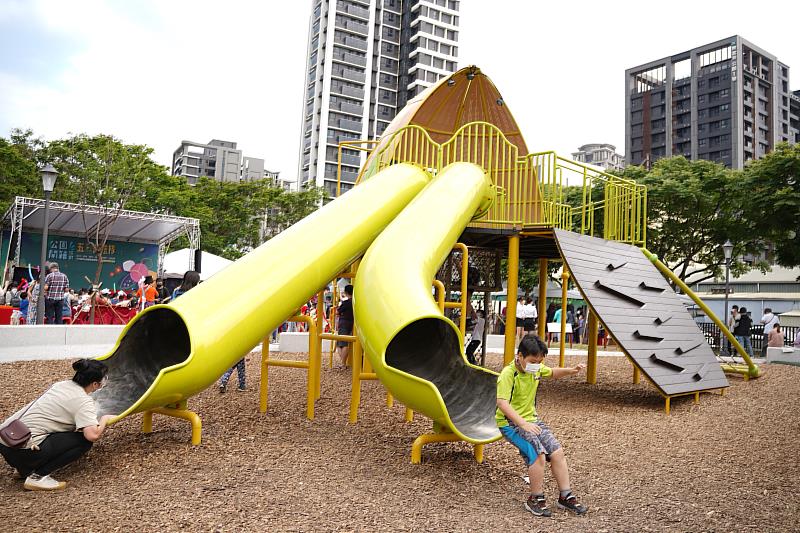 以「大王花」為主題的兒22公園，適合多元學齡兒童使用，以花瓣遊具作為遊戲場重點