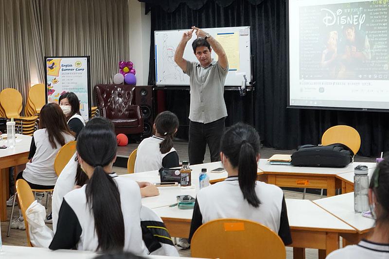 大葉大學英語系薛爾本老師與員林高中學生介紹新住民在台灣