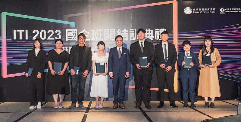 3. 外貿協會董事長黃志芳頒發國企班結業證書予學員代表。(貿協提供)