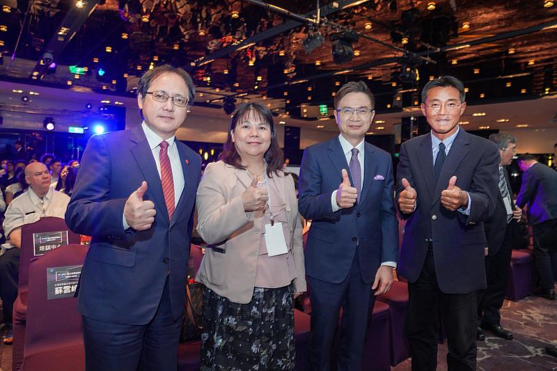2. 國際貿易局副局長李冠志(右起)、外貿協會董事長黃志芳、大陸委員會李副主委麗珍、外貿協會秘書長王熙蒙於國企班開結訓典禮合影。(貿協提供)